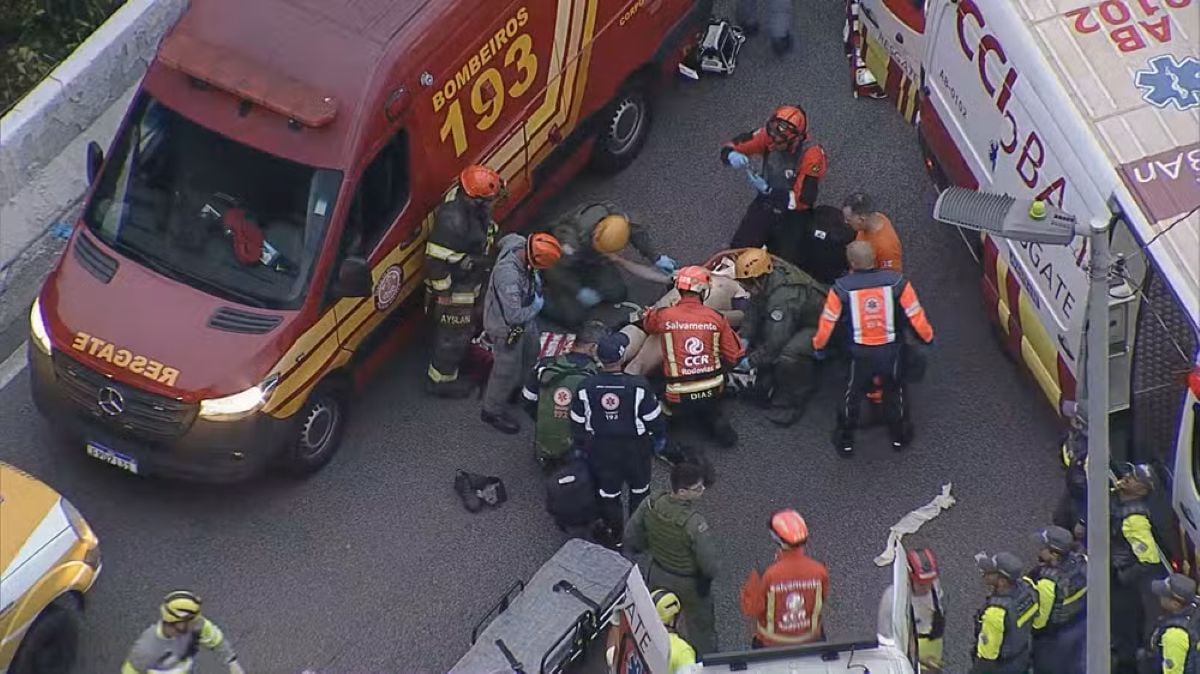 socorristas fazem resgate de vítima de acidente de caminhão em SP