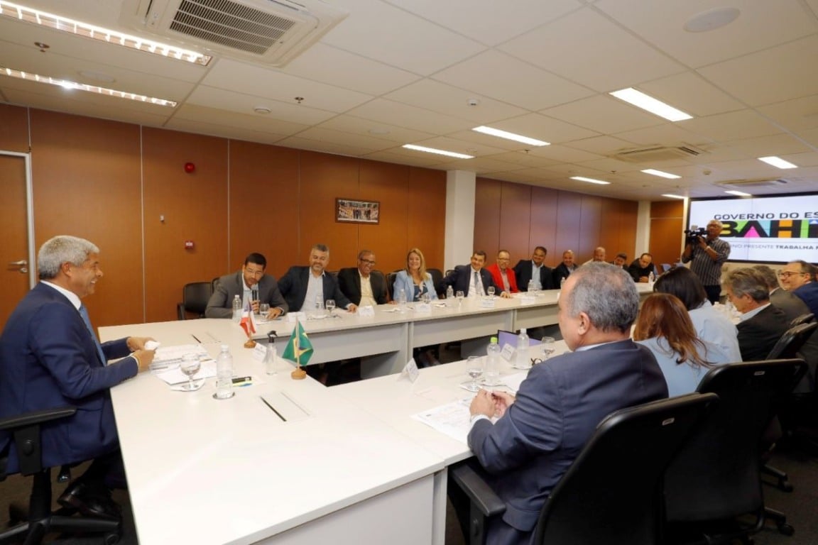 ordem de serviço para restauração da BA-052 durante reunião com o prefeito