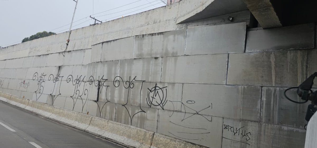 Túnel da Avenida Maria Quitéria é parcialmente interditado após placas internas se soltarem