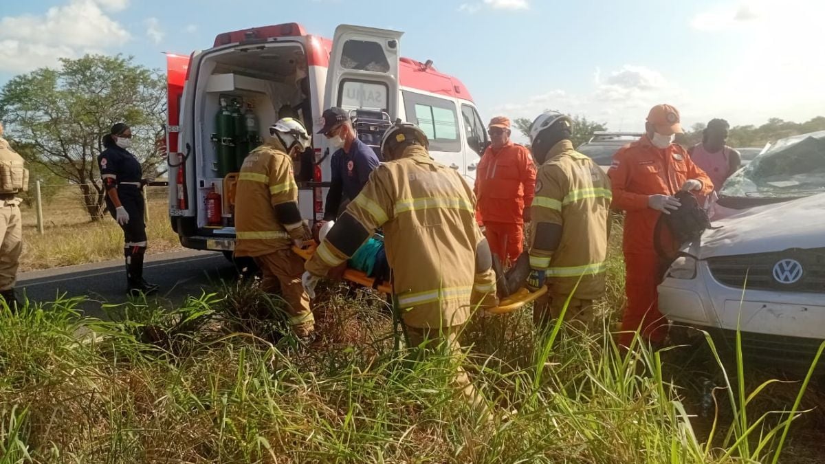 Homem fica preso às ferragens após capotamento em Feira de Santana