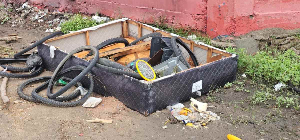 Moradores do bairro Jardim Cruzeiro sofrem há cerca de 20 anos com descarte irregular de lixo na rua Campo Formoso