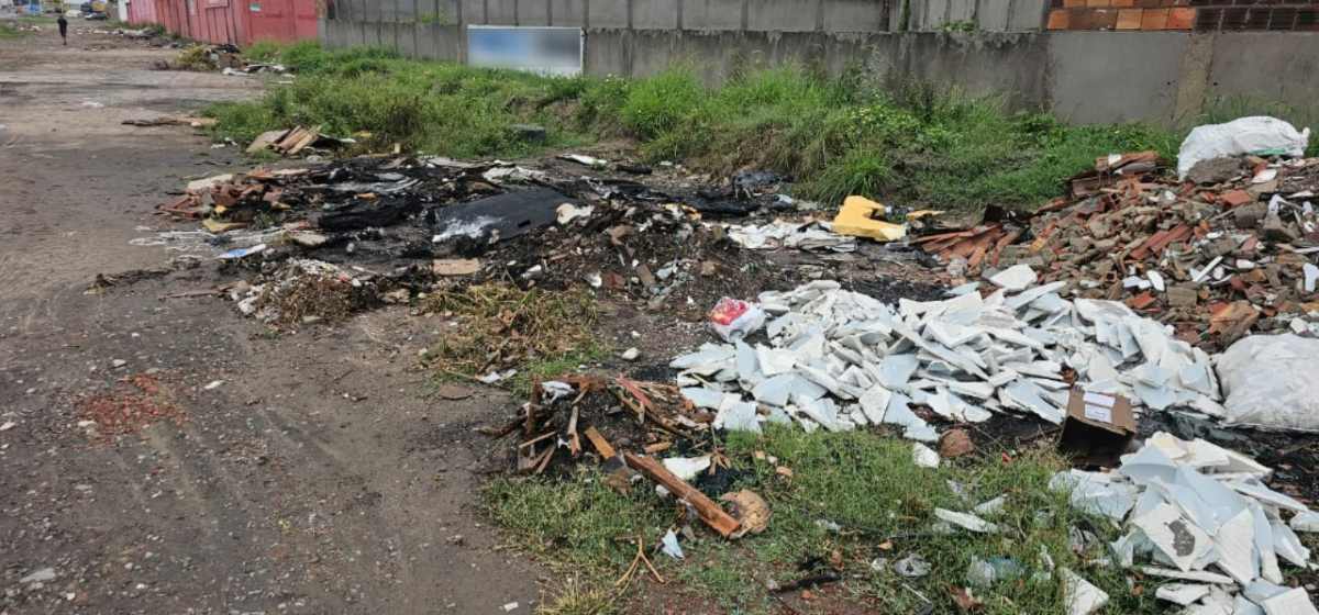 Moradores do bairro Jardim Cruzeiro sofrem há cerca de 20 anos com descarte irregular de lixo na rua Campo Formoso