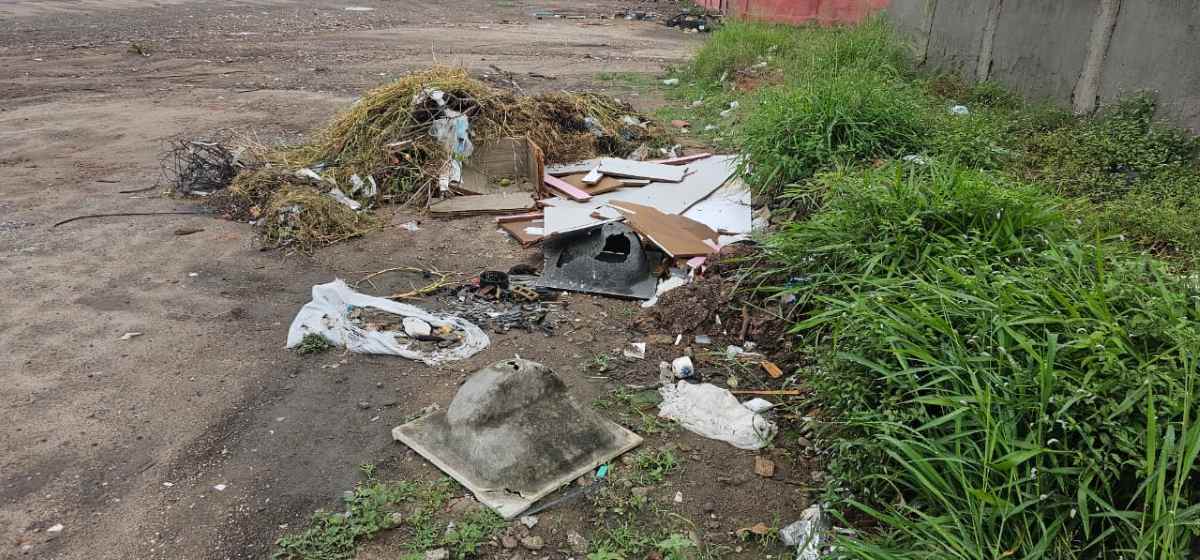 Moradores do bairro Jardim Cruzeiro sofrem há cerca de 20 anos com descarte irregular de lixo na rua Campo Formoso