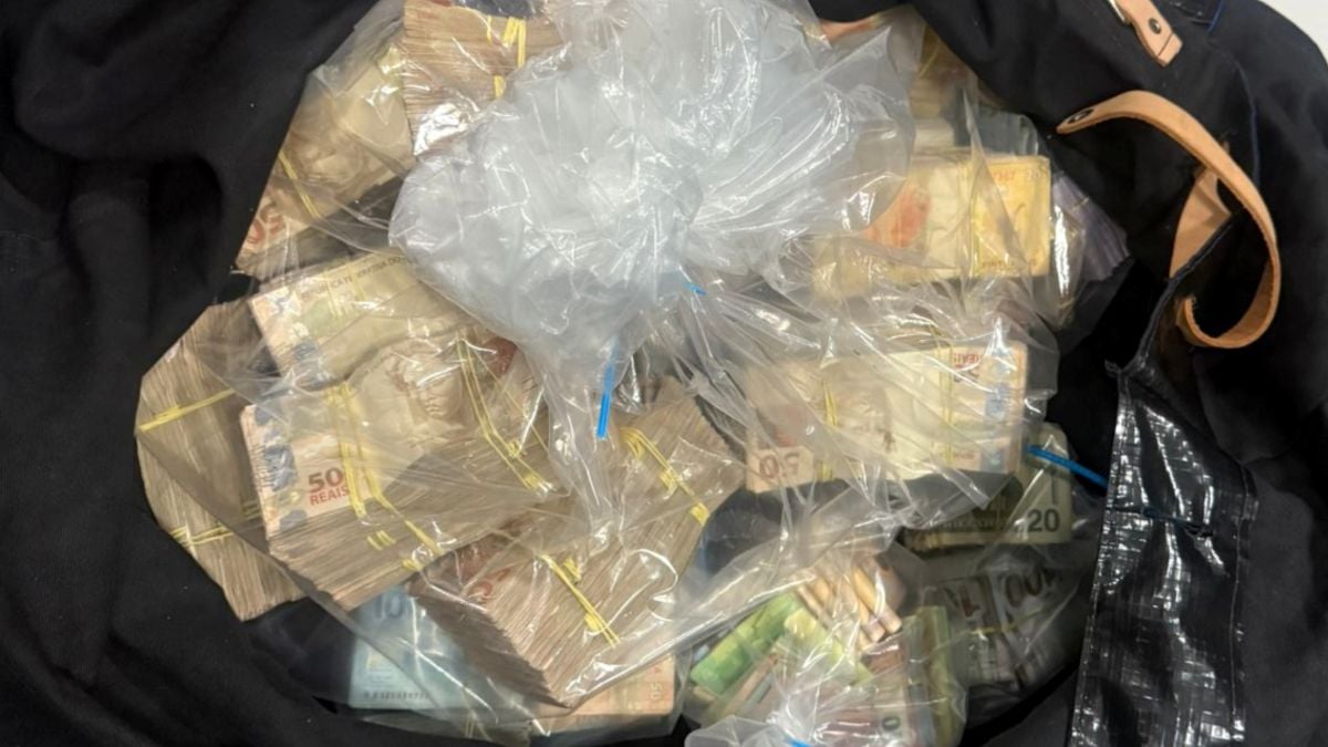 sacola de dinheiro apreendido pela Polícia Civil da Bahia