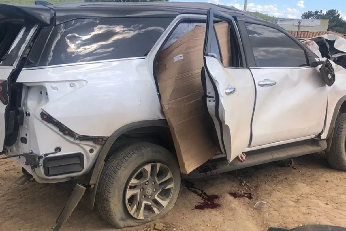 Duas pessoas morrem após batida entre caminhão e caminhonete na BR-030, em Caetité