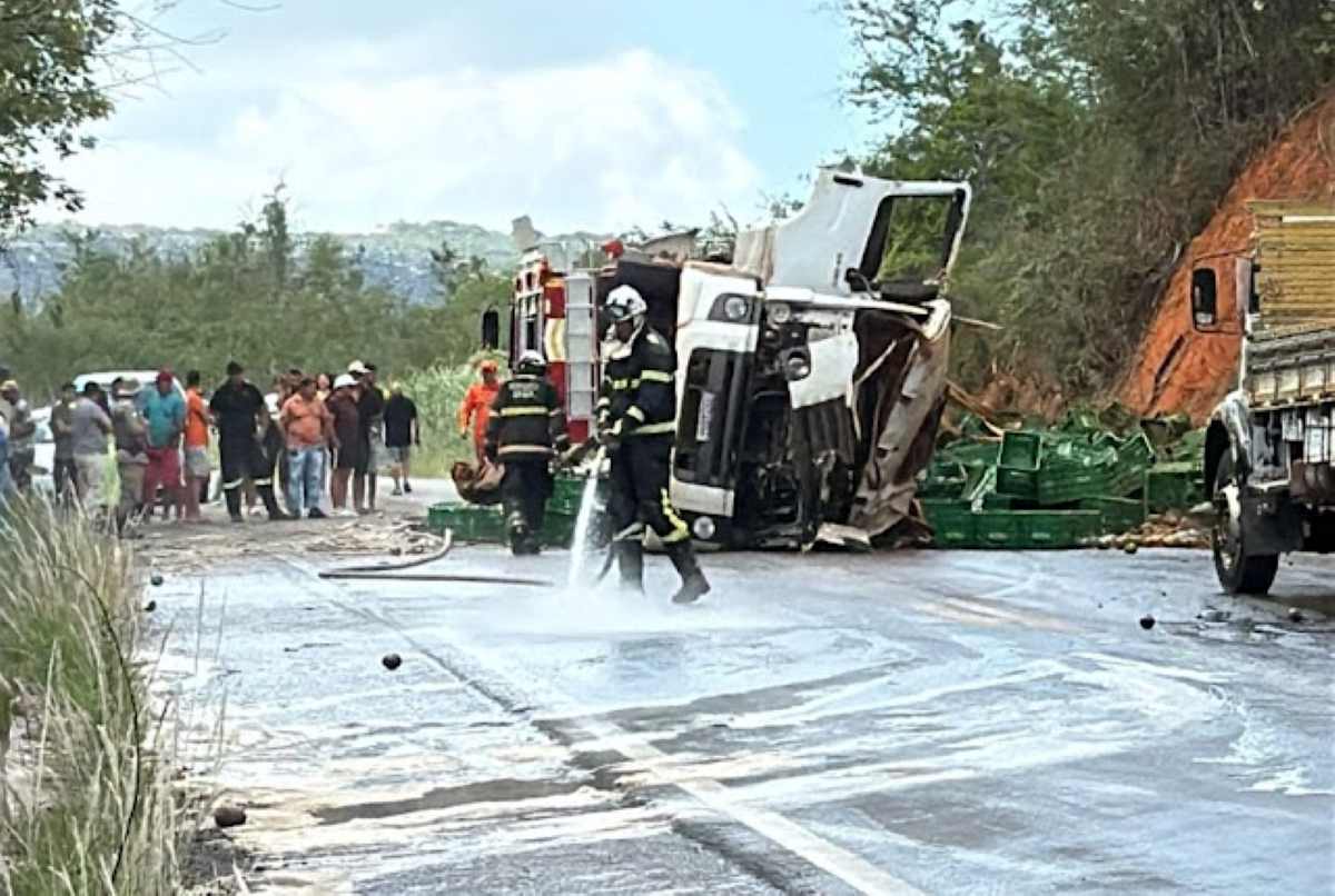 Caminhão tomba e deixa motorista ferido na BR-324, em Jacobina | Foto: Reprodução / Augusto Urgente