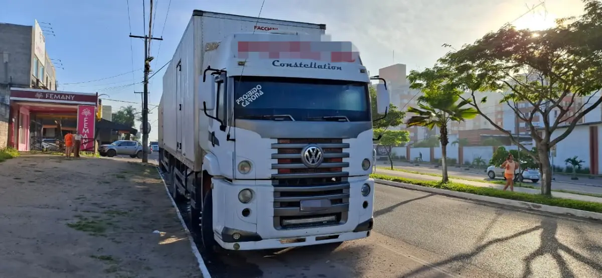 Caminhões estacionados na Avenida Fraga Maia