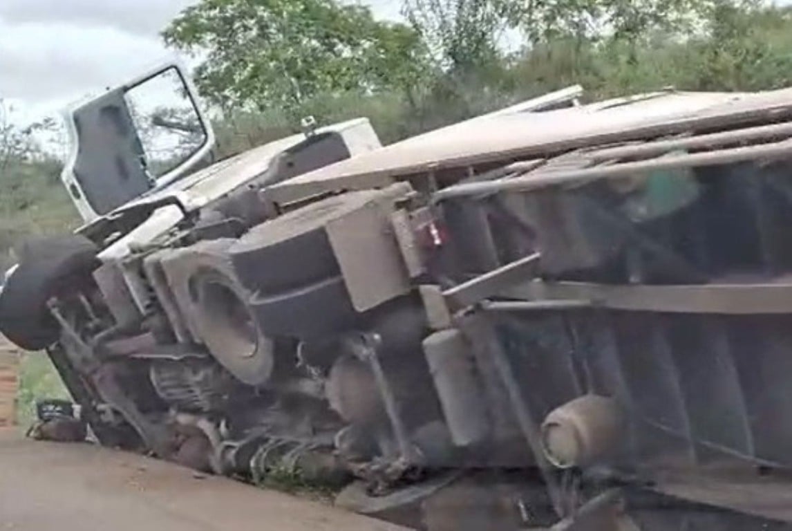 Carreta tomba na BR-116 e carga de fogos de artifício é saqueada 