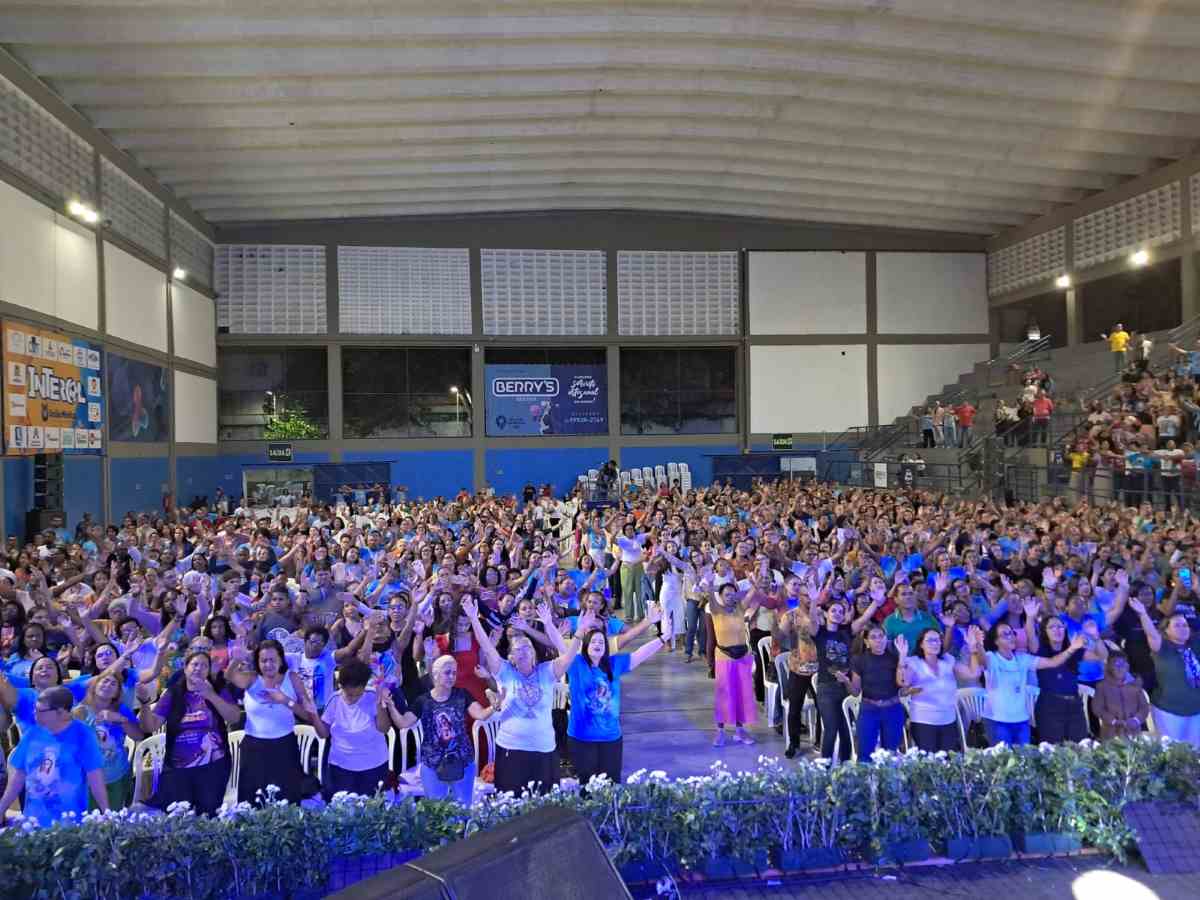 Centenas de pessoas participam da abertura do Vem Louvar 2025