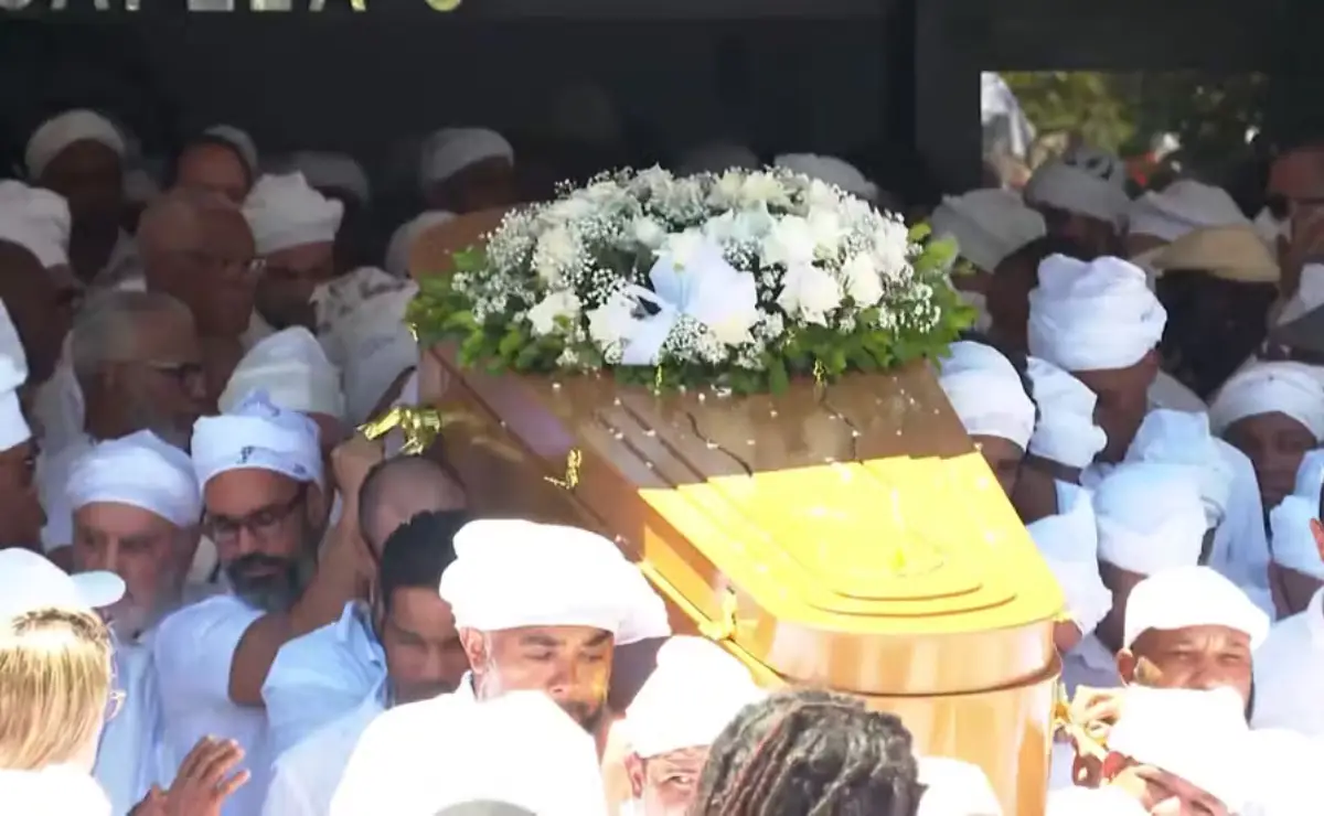 Corpo de Mãe Carmen é levado para cemitério com cortejo em Salvador