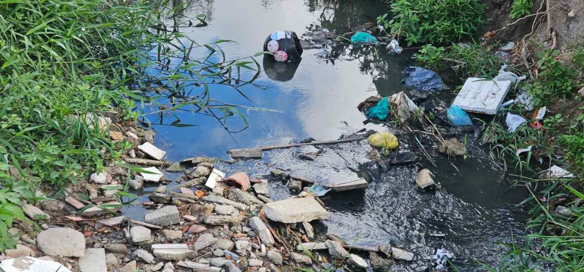 Esgoto no bairro Calumbi