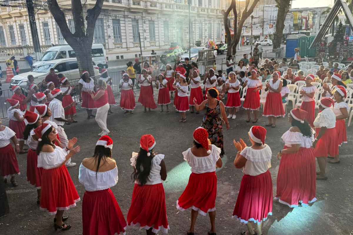 Grupo do Centro de Convivência Zazinha Cerqueira encanta público no Natal Encantado