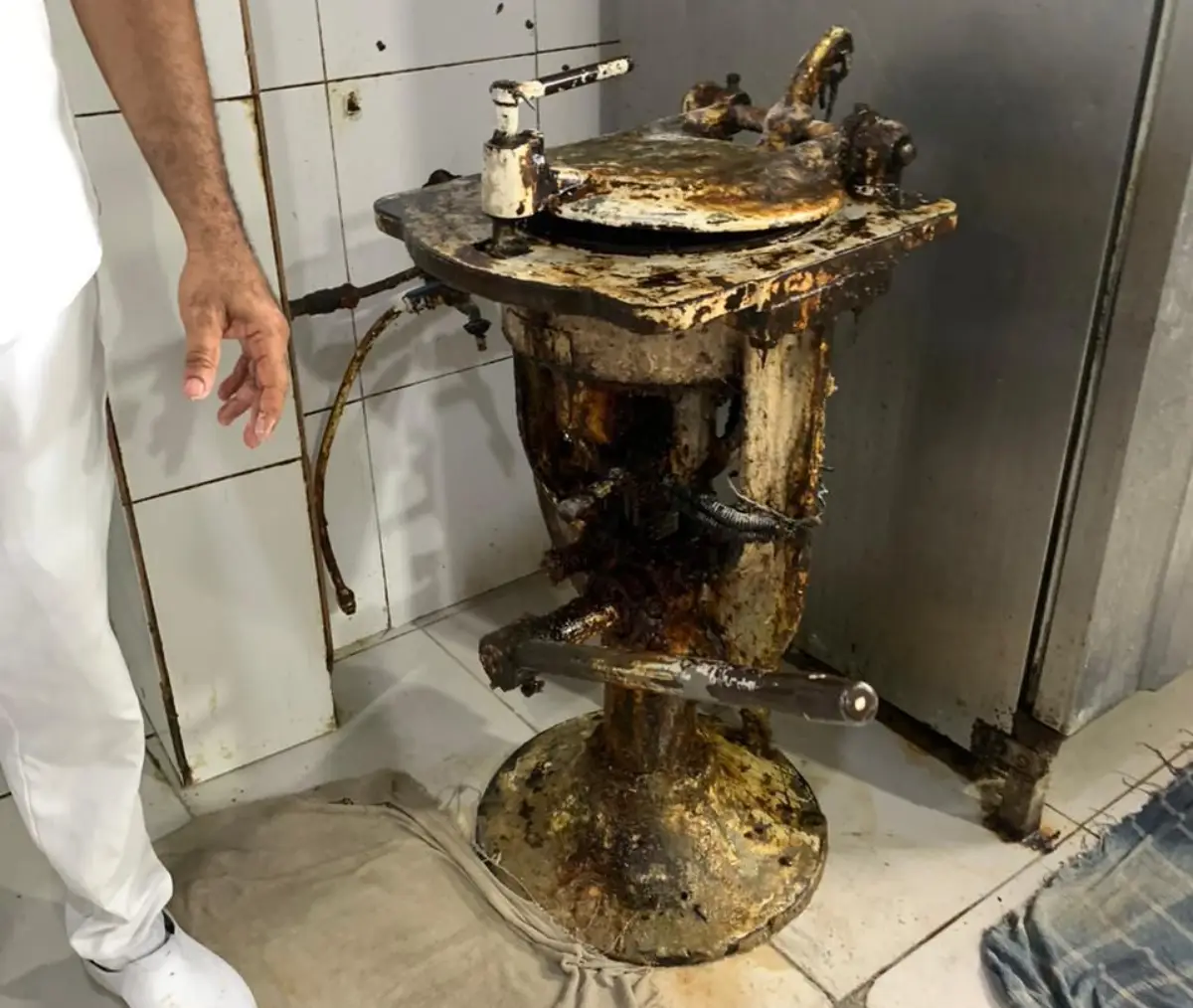 Após sete anos de irregularidades, Vigilância Sanitária interdita estabelecimento no Centro de Feira de Santana