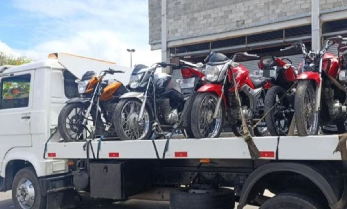 PM apreende motos envolvidas em práticas de direção perigosa na Avenida Nóide Cerqueira e encerra festa na Rua Nova