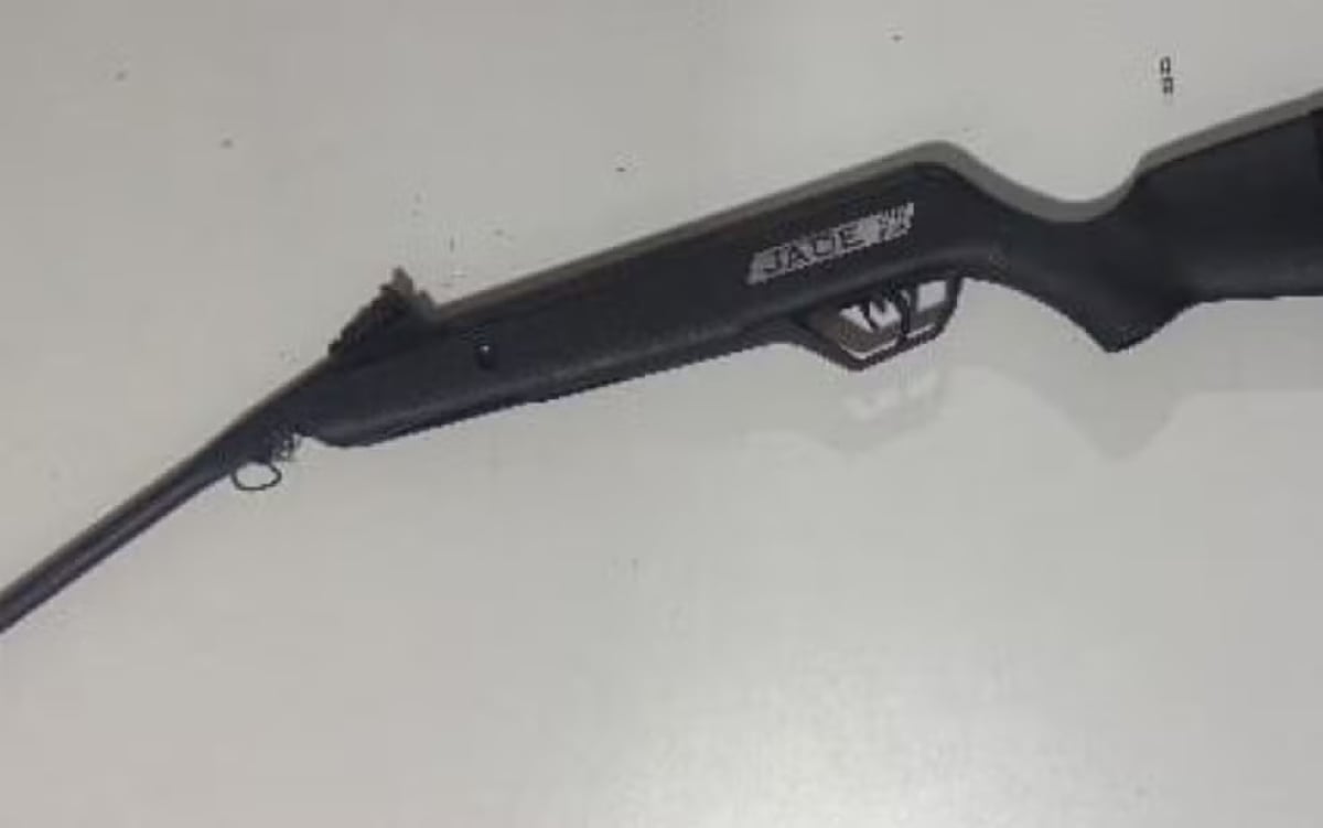 Pai atira em filho acidentalmente com espingarda