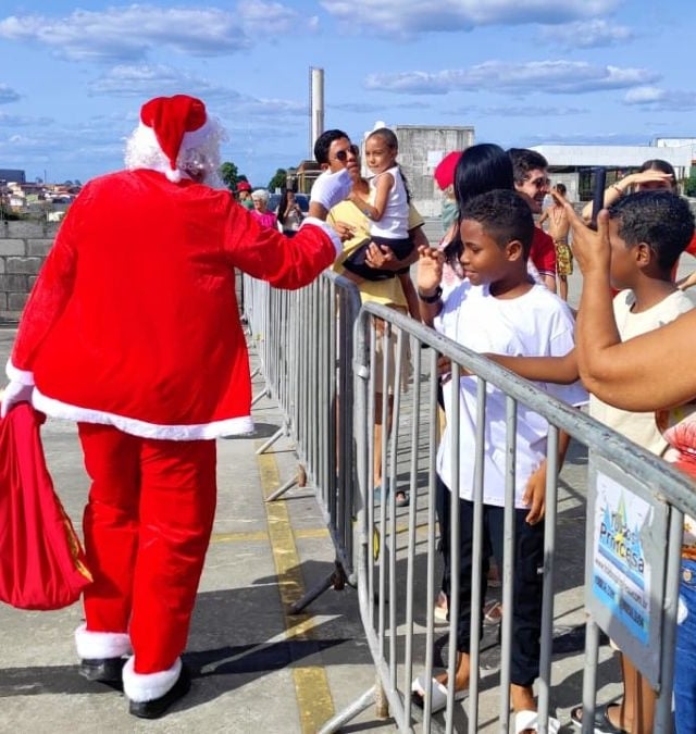 Papai Noel chega de Helicóptero em Feira de Santana