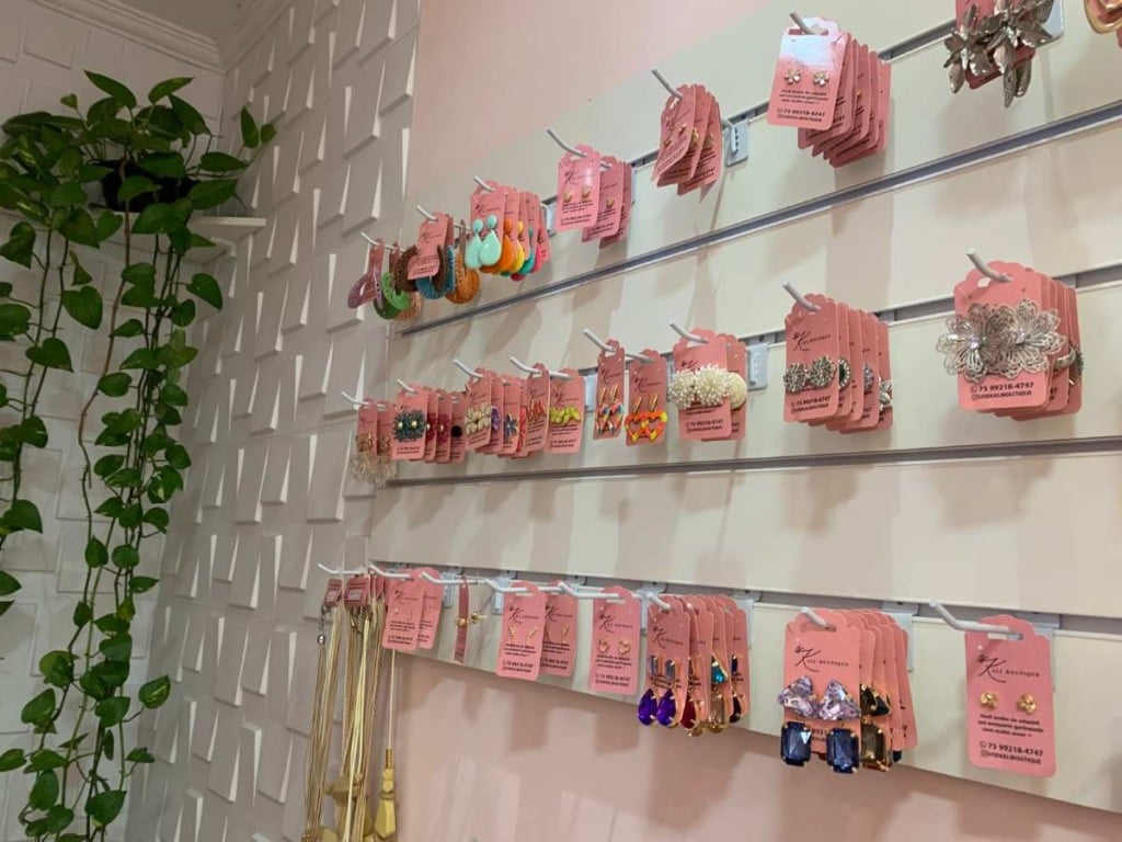 acessórios (brincos e colares)