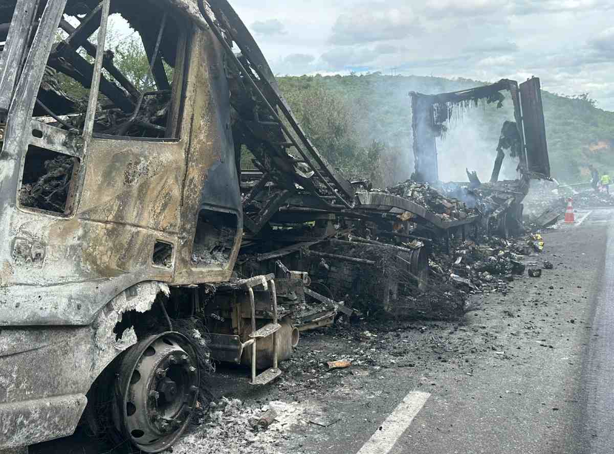 Incêndio em carreta deixa BR-116 travada em trecho de Jaguaquara; veículo transportava doces