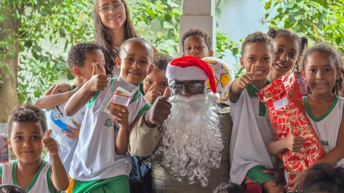 entrega de presentes de natal polícia militar projeto campanha soldado noel