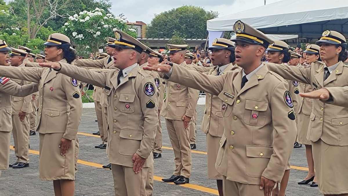 Formatura de soldados da PM