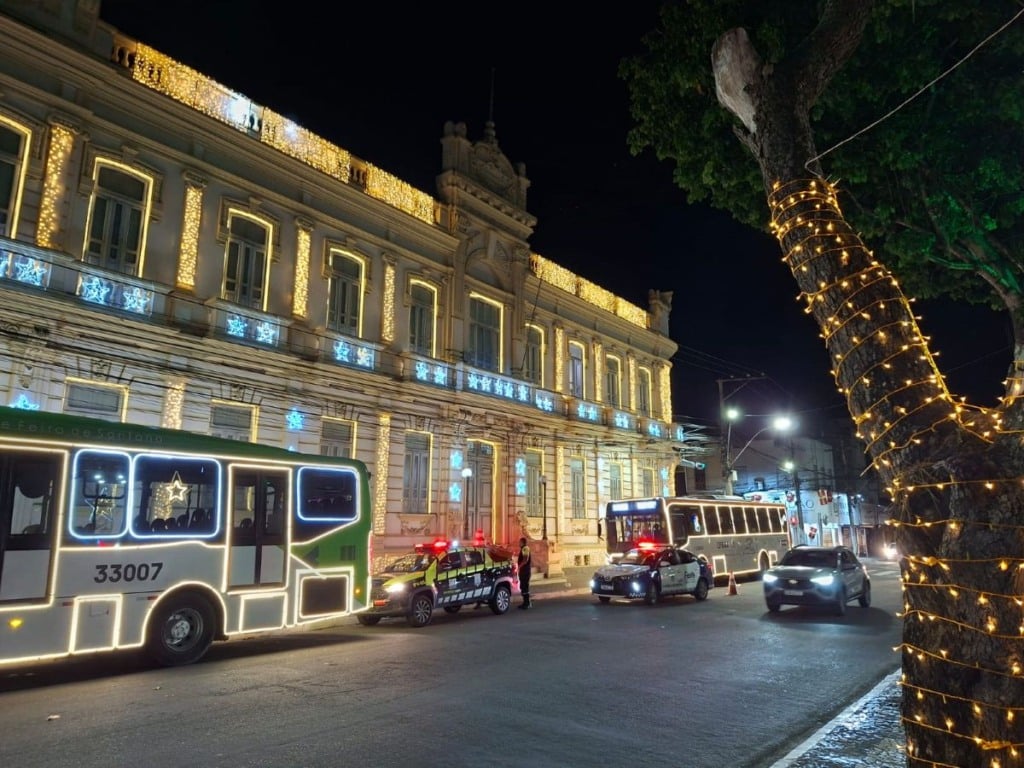 Paço Municipal iluminado - Prefeitura de Feira de Santana f