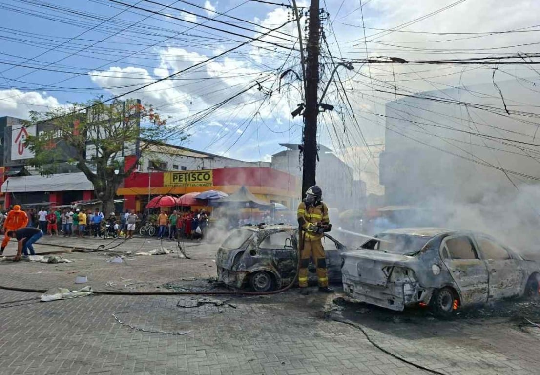Dois carros incendiados após fogo em poste na Rua Marechal Deodoro