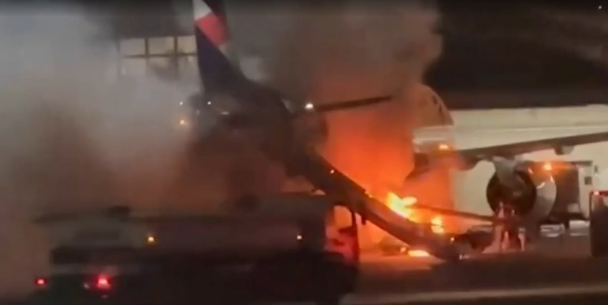 Passageiros são retirados de avião após incêndio em equipamento de solo no Aeroporto de Guarulhos em SP