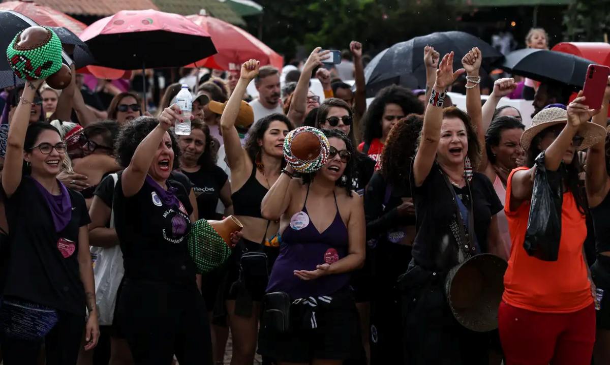 Mulheres de diversas capitais brasileiras vão as ruas em protesto contra feminicídio