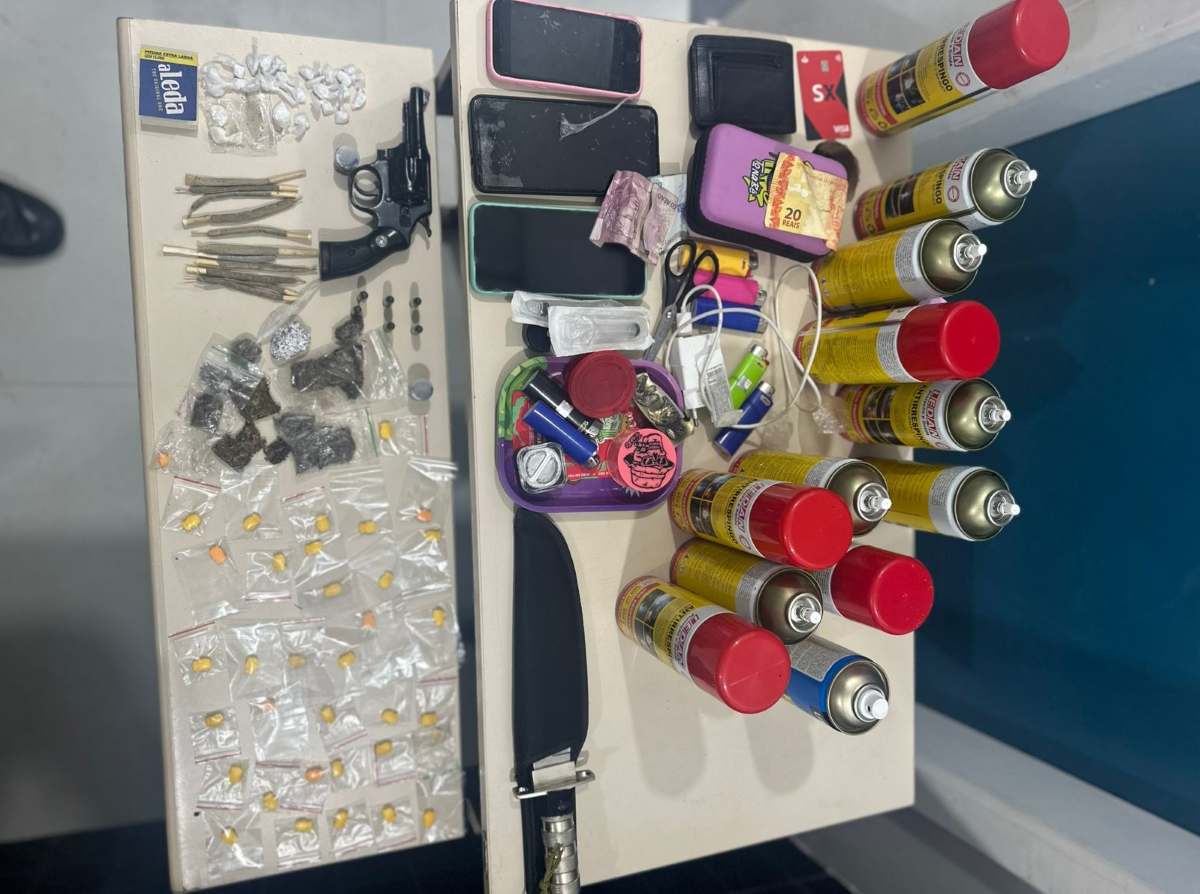 PM apreende drogas e arma durante fiscalização de festa clandestina em Vitória da Conquista