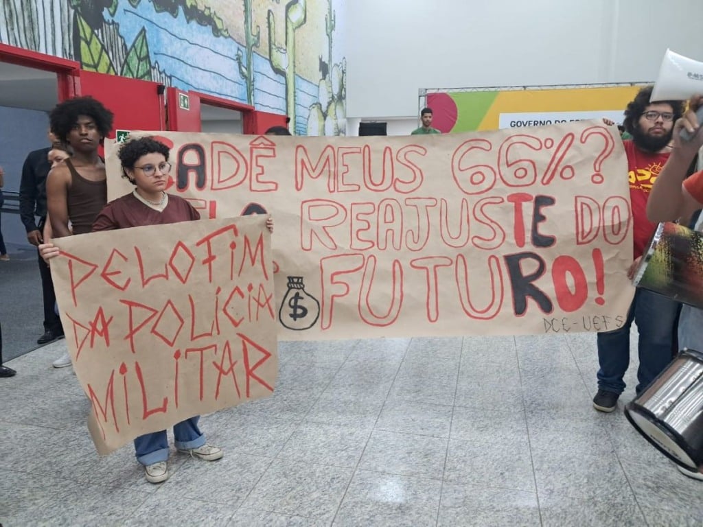 Estudantes realizam protesto durante Inauguração de teatro na Uefs