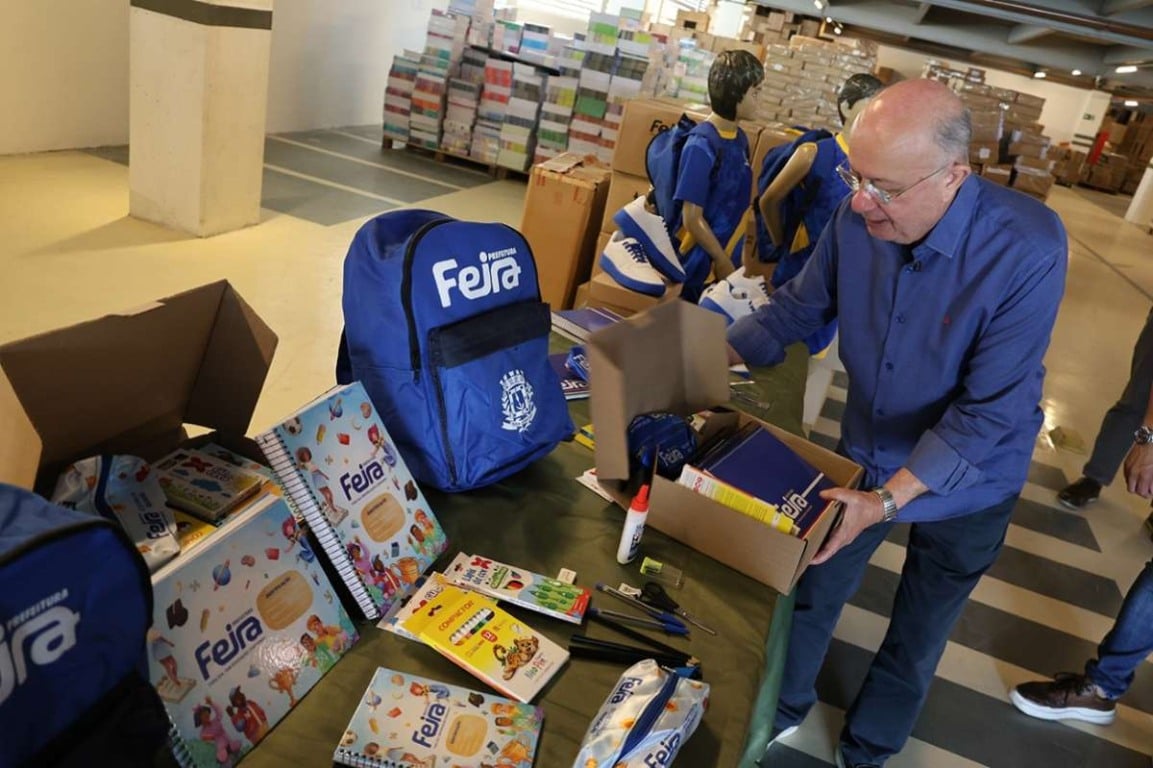 Entrega de materiais escolares na rede municipal