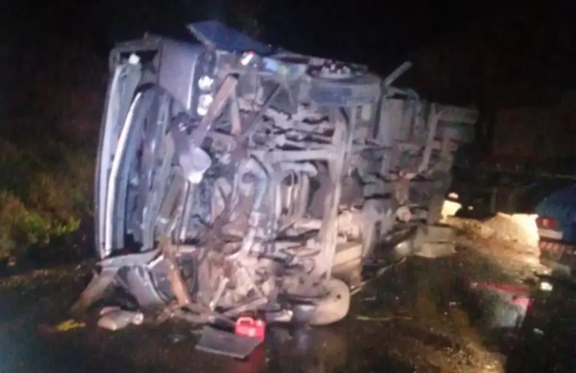 Dois pessoas morrem e 20 ficam feridas na BR-116 após acidente com micro-ônibus da Prefeitura de Ipiaú