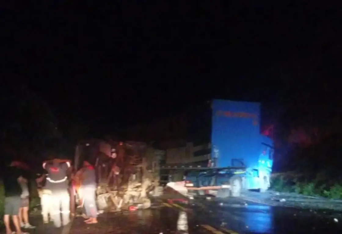 Dois pessoas morrem e 20 ficam feridas na BR-116 após acidente com micro-ônibus da Prefeitura de Ipiaú