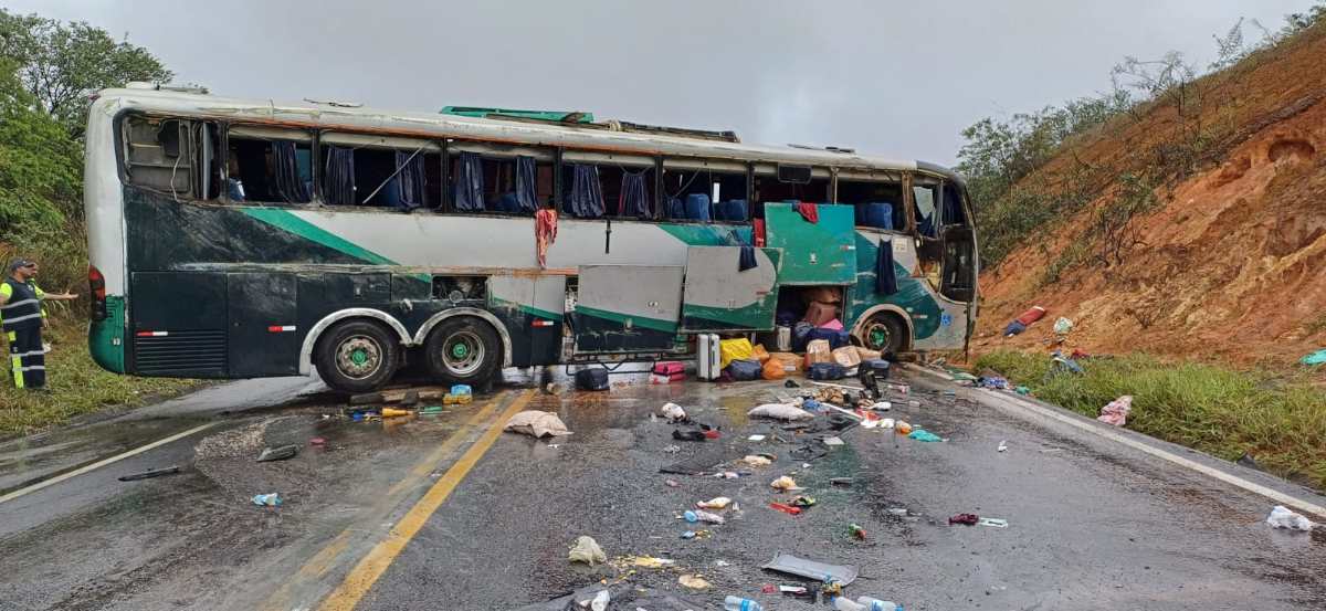 Acidente com ônibus interestadual deixa 1 morto e 11 feridos