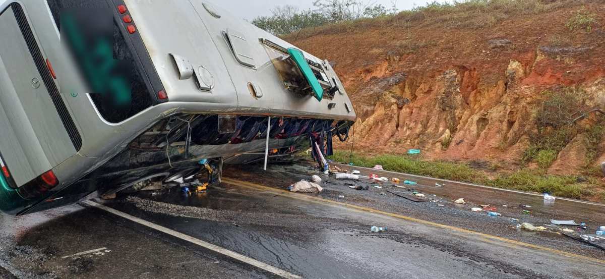 Acidente com ônibus interestadual deixa 1 morto e 11 feridos