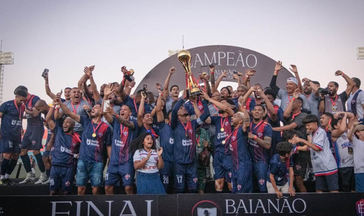 Bahia de Feira celebrando conquista da Série B do Baianão 2025 | Foto: Júnior Loiola / Bruno Menezes
