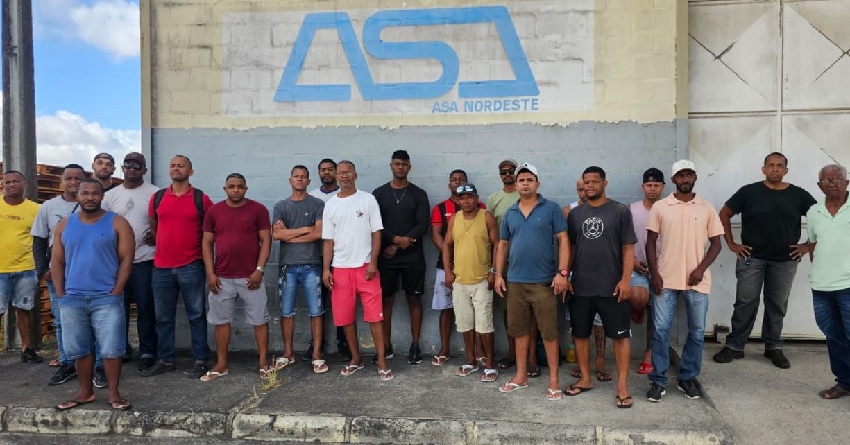 Com salários atrasados, funcionários de empresa terceirizada fazem protesto