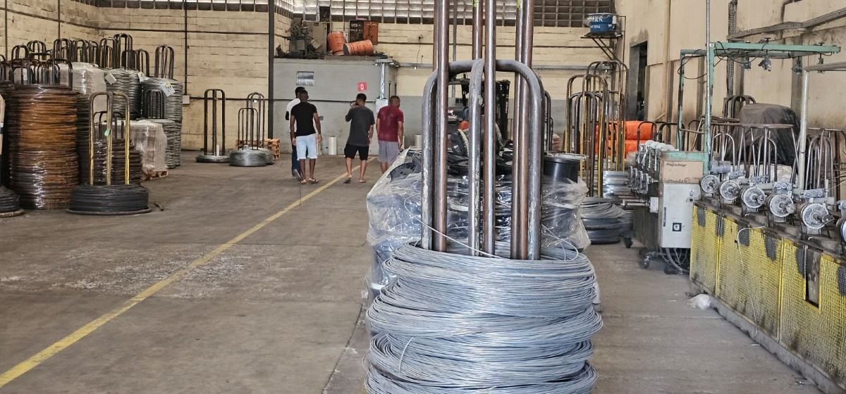 Com salários atrasados, funcionários de empresa terceirizada fazem protesto