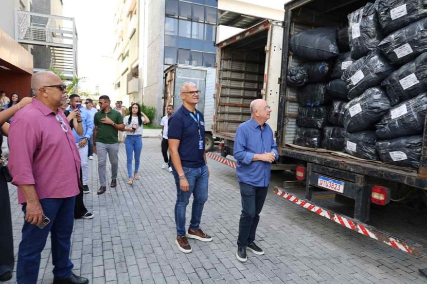 Entrega de Fardamentos Livros e Kits Escolares-fotos Jorge Magalhaes