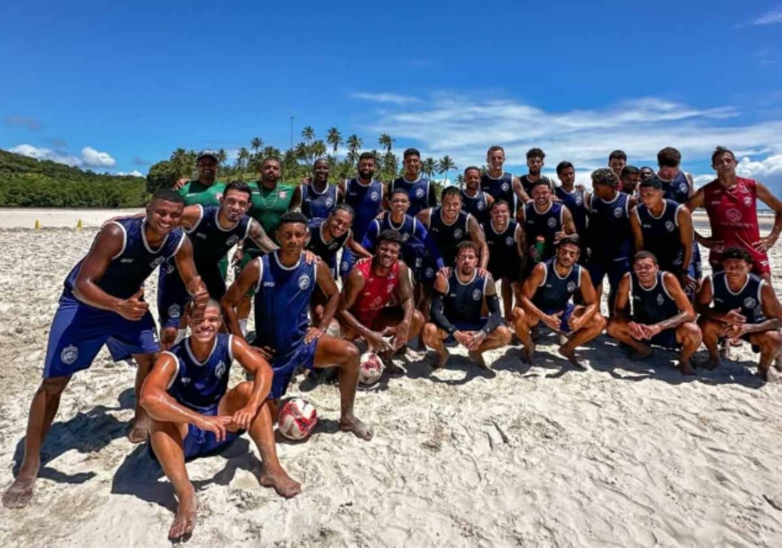 Equipe do Barcelona de Ilhéus durante treino na praia | Foto: Reprodução/Instagram (@barcelonadeilheus)