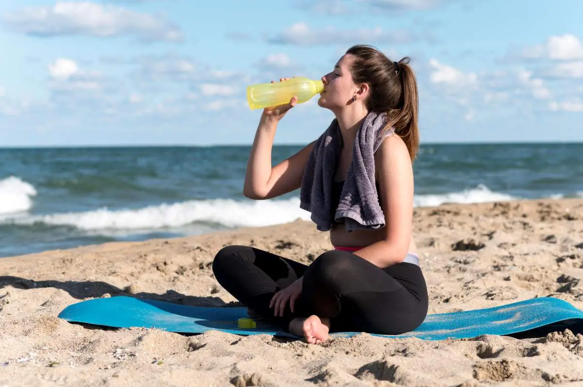 Confira dicas de alimentação e hidratação para aproveitar o verão com saúde