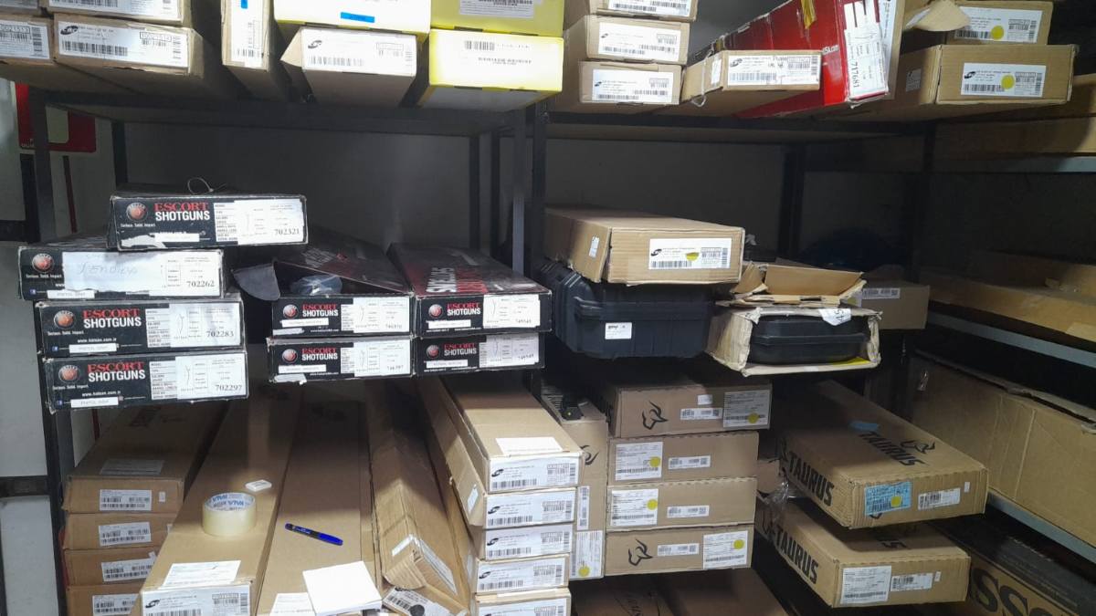 armamentos em caixas