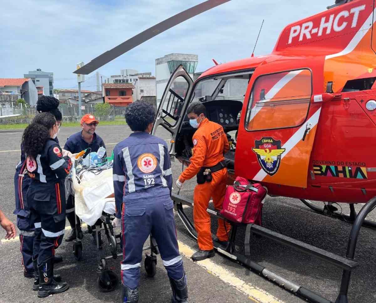 GOA transporta vítima de queimaduras após explosão em Uruçuca | Foto: Reprodução/ CBMBA