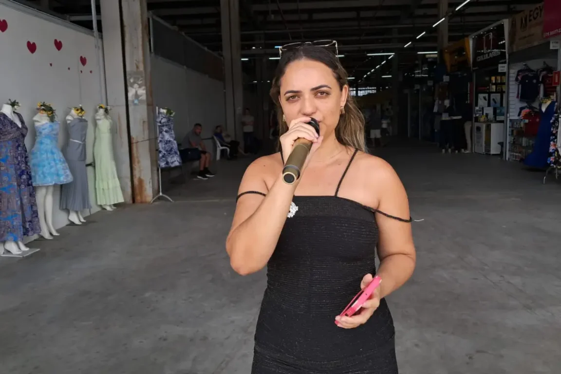 Conheça Hannah Brito, cantora que viralizou ao se apresentar em diversos pontos públicos de Feira de Santana