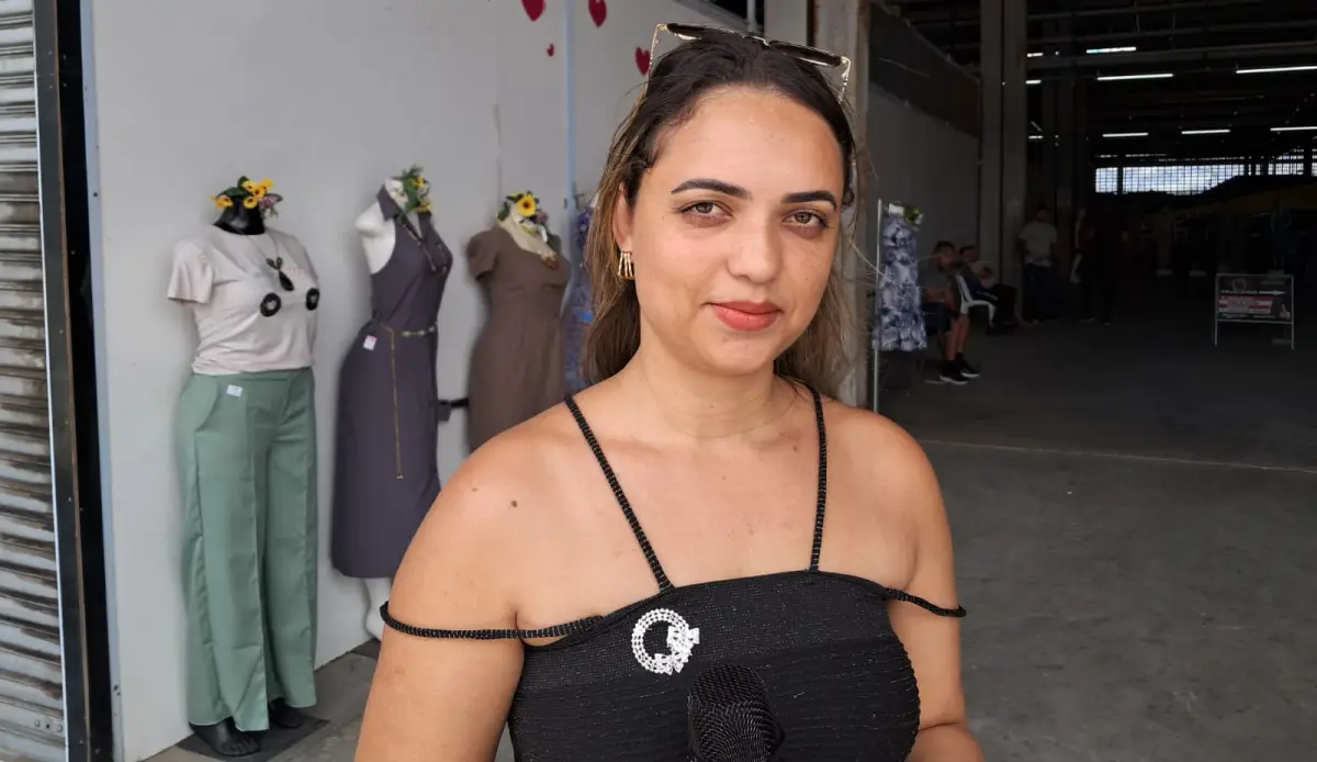 Conheça Hannah Brito, cantora que viralizou ao se apresentar em diversos pontos públicos de Feira de Santana