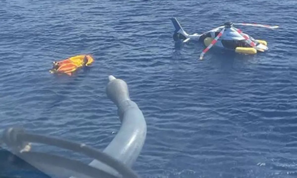 Helicóptero faz pouso forçado no mar no Rio de Janeiro | Foto: Marinha do Brasi/ Divulgação