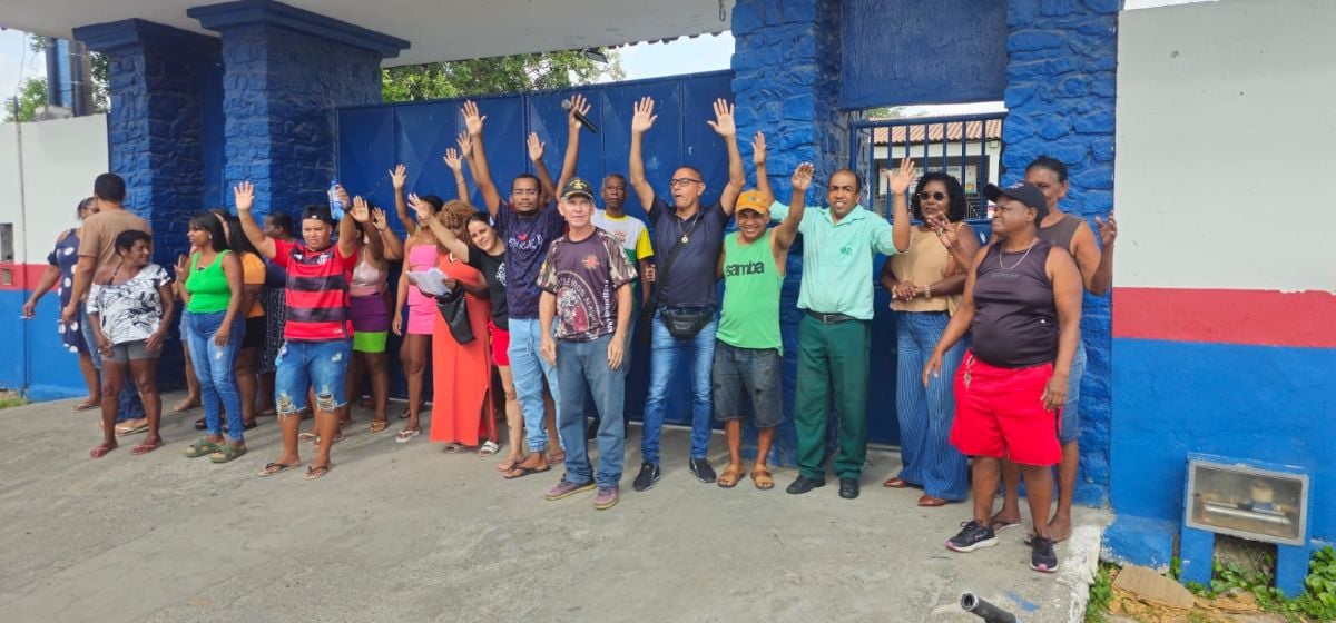 Manifestação protesto contra municipalização de colégio estadual no bairro baraúnas em Feira de Santana