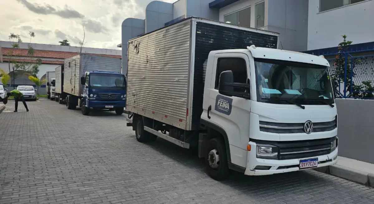 Antes do início das aulas, fardamento e material escolar são distribuídos em Feira de Santana; veja o que vem em cada kit