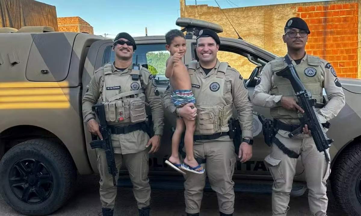 Menino com policiais | Foto: Divulgação