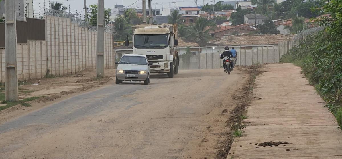 Moradores reclamam de falta de calçamento na Avenida Francisco Fagundes Filho Moradores reclamam de falta de calçamento na Avenida Francisco Fagundes Filho